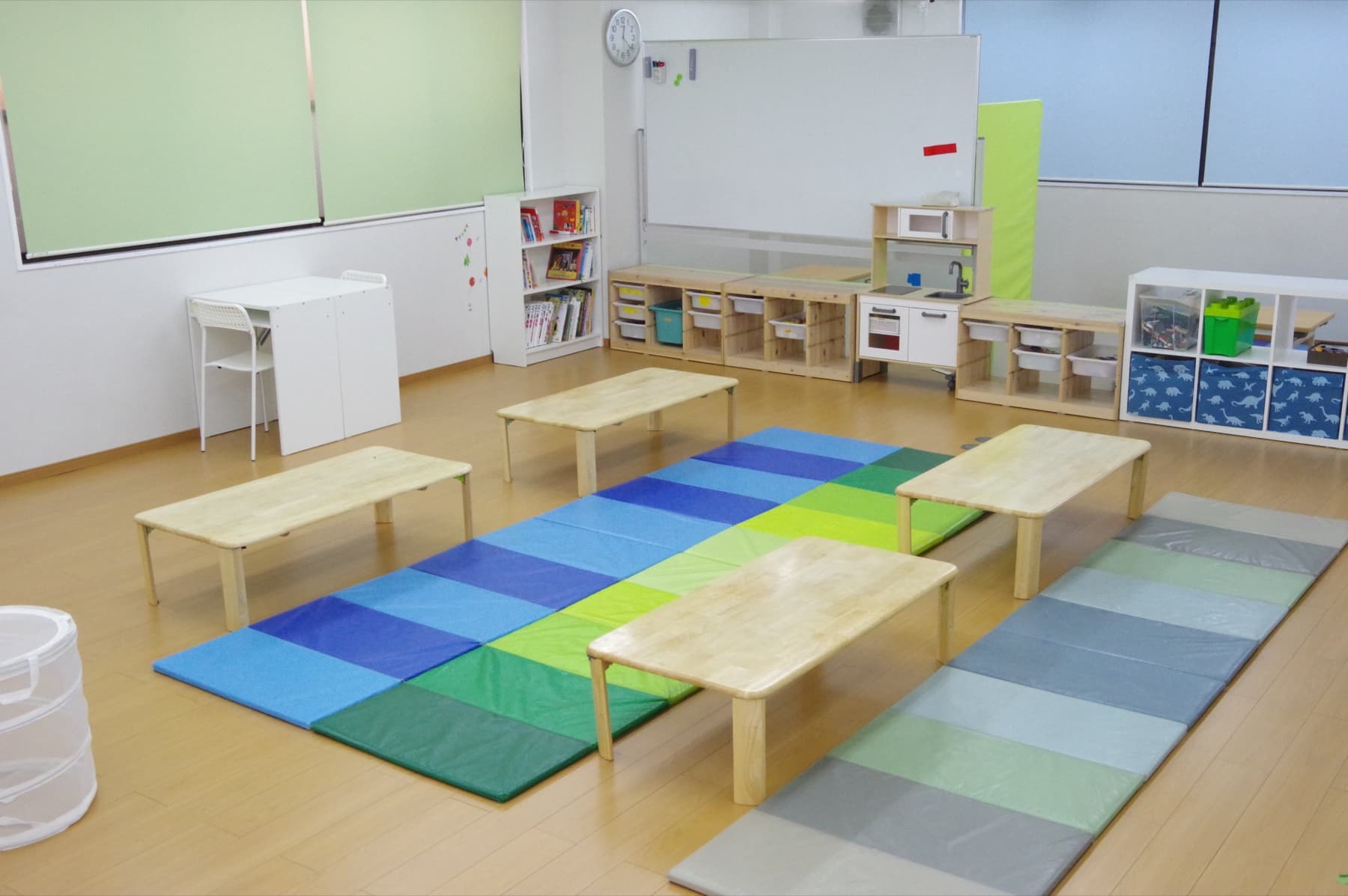 机とマットが配置された明るい教室全体